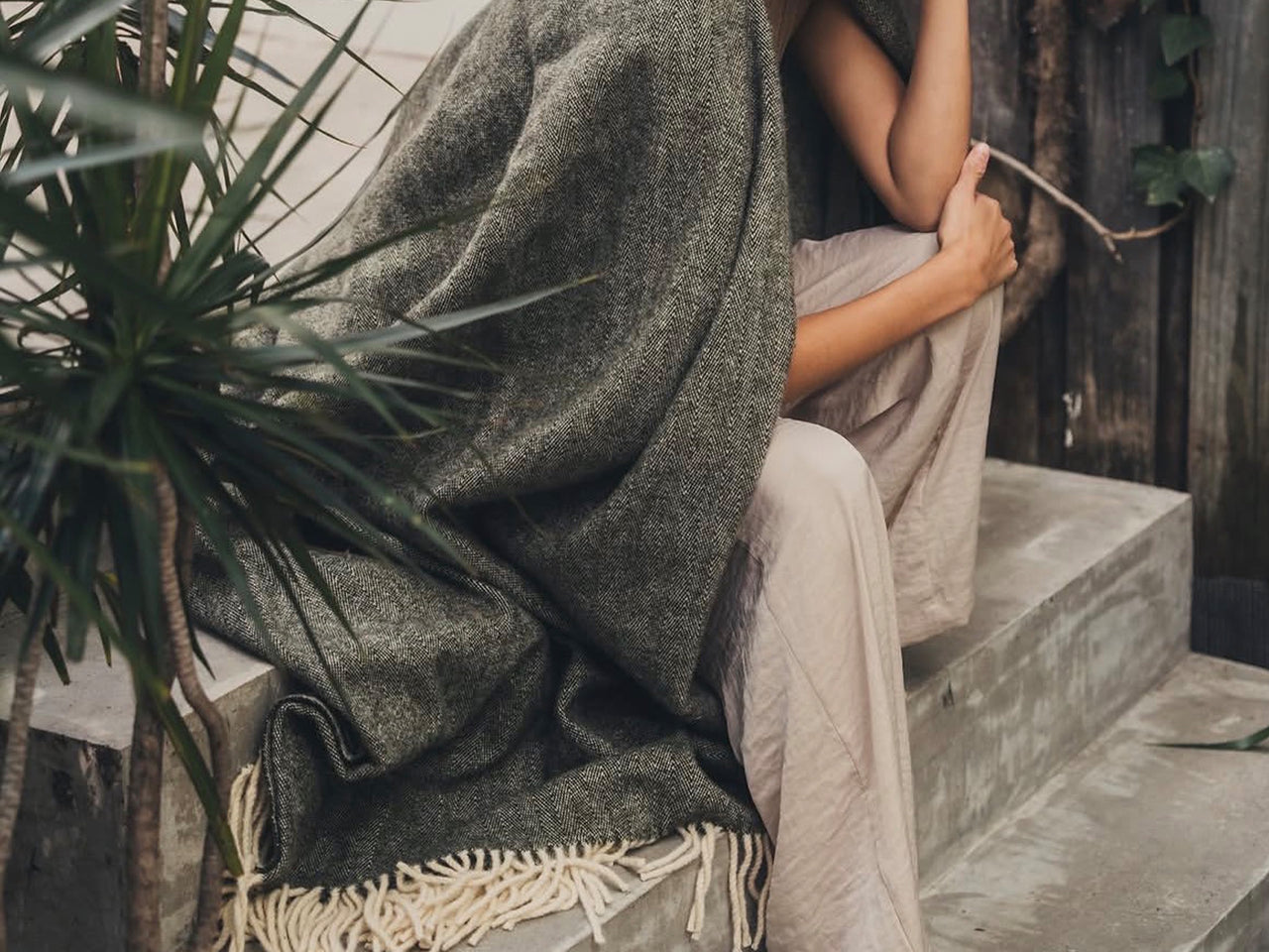 Serra da Estrela Wool Throw | Dark Olive